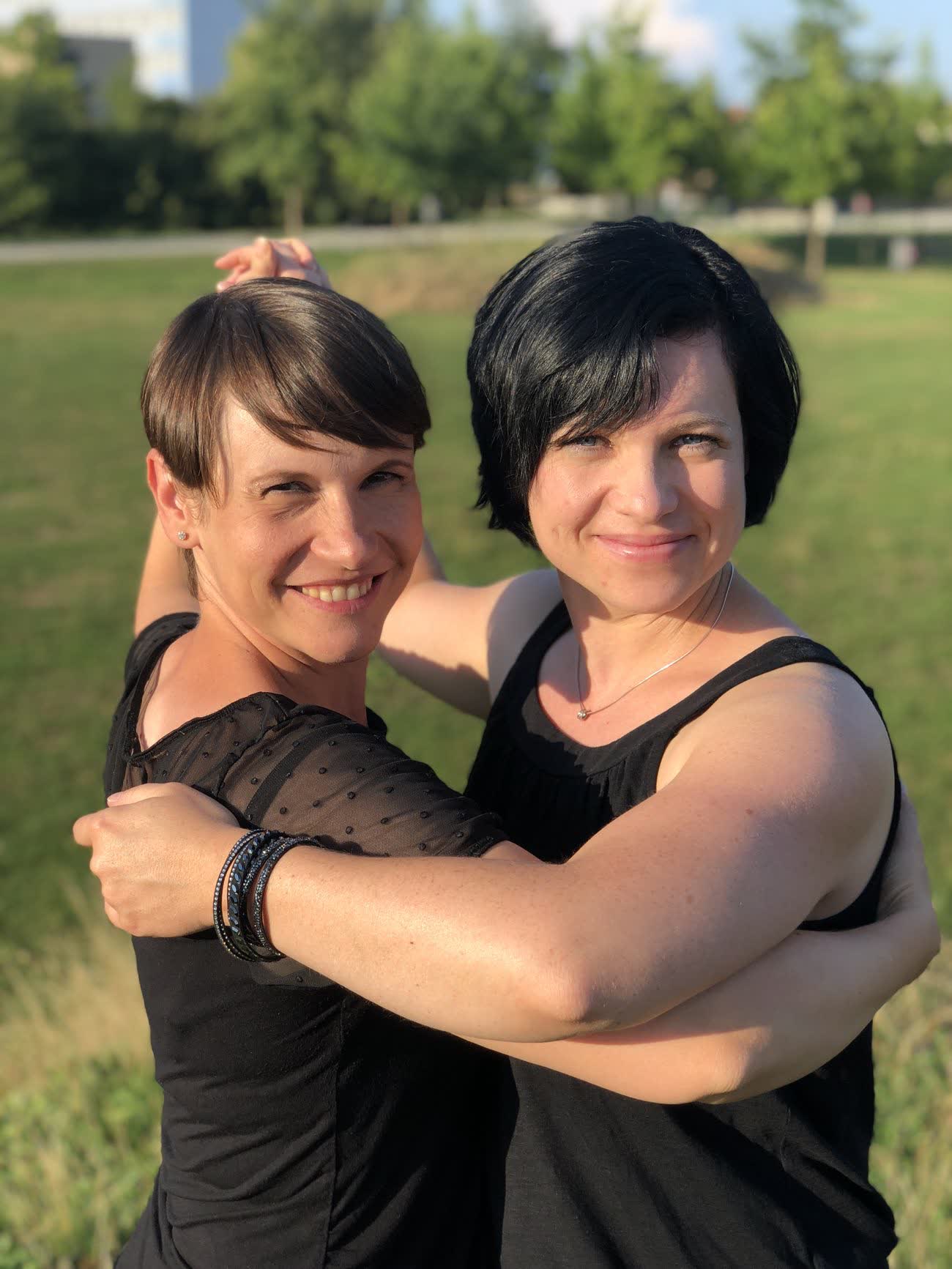 Anika und Melanie, die Gründerinnen, lachend im Park